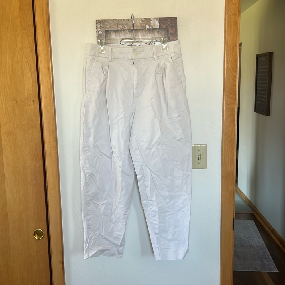 Banana Republic cream/light khaki pleated crop chino
